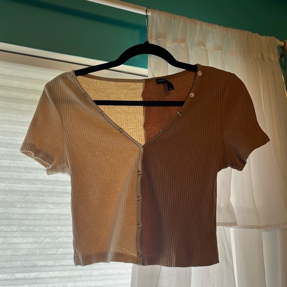 This is a SHEIN women’s top. It is in perfect condition and has barely been worn